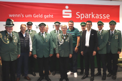 Dank der finanziellen Unterstützung der Sparkasse können die Selmer Schützenvereine auf einer modernen Anlage in der Zweifachturnhalle üben. Der Dank galt daher Sparkassen-Vorstandsvorsitzendem Heiko Rautert (3.v.r.), Landrat Mario Löhr (5.v.r.) und Bürgermeister Thomas Orlowski (2.v.l.).