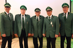Für 60-jährige Mitgliedschaft wurden Herbert Rohmann (2.v.l.), Heinrich Silkenböhmer (M.) vom 1. Vorsitzenden Reinhard Jäger (r.), dem 2. Vorsitzendem Ralf Irmer (l.) sowie Kassierer Thomas Kowalewski geehrt.