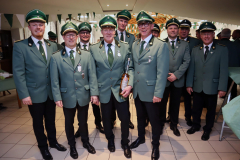 Der neue 1. Vorsitzende Thomas Kowalewski (2.v.l.) und der Vorstand der Schützenbruderschaft St. Fabian und Sebastian dankten dem ehemaligen Vorsitzenden Reinhard Jäger (M.) für seine Verdienste.