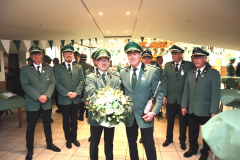 Der neue 1. Vorsitzende Thomas Kowalewski und der Vorstand der Schützenbruderschaft St. Fabian und Sebastian dankten dem ehemaligen Vorsitzenden Reinhard Jäger für seine Verdienste.