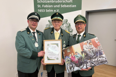 Karl-Heinz Bohle wurde zum Ehrenvorsitzenden ernannt. Vorsiztender Thomas Kowalewski (r.) und der amtierende Schützenkönig Christian Medding gratulierten.