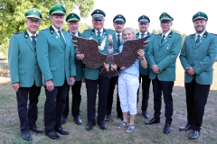 König Reinhard Lobeck und Königin Gertrude May präsentieren mit Mitgliedern des Vorstands und Offizierscorps den Vogel für das Schützenfest.